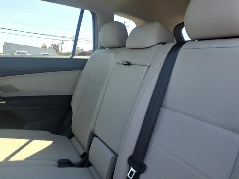 Used 2020 Volkswagen Tiguan SE w/ Panoramic Sunroof Package image 11