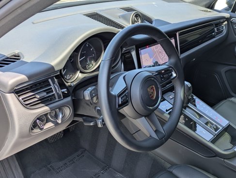 Certified 2024 Porsche Macan image 4