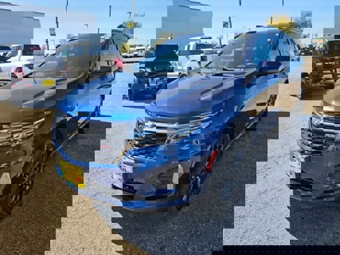 Used 2023 Chevrolet Equinox RS image 2