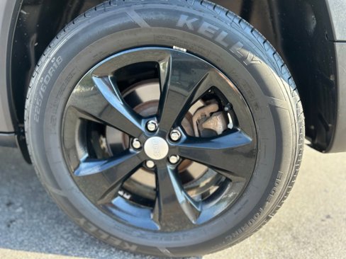 Used 2021 Jeep Cherokee Limited image 12