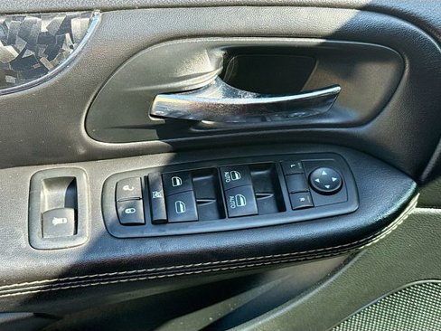 Used 2014 Dodge Grand Caravan SXT image 17