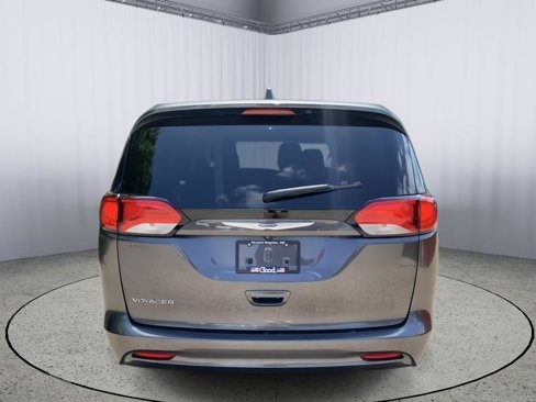 Used 2020 Chrysler Voyager L image 5