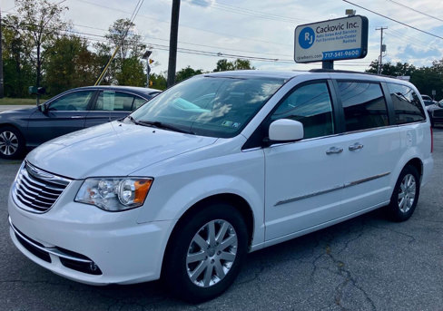 Used 2015 Chrysler Town & Country Touring w/ Driver Convenience Group image 2