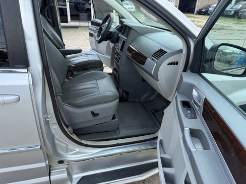 Used 2010 Chrysler Town & Country Touring image 12