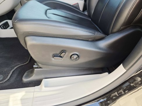 Used 2024 Chrysler Pacifica Touring-L image 41
