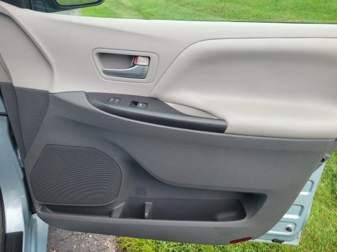 Used 2015 Toyota Sienna LE image 19