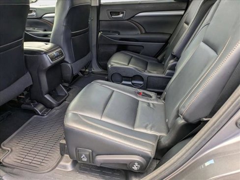 Used 2015 Toyota Highlander XLE image 16