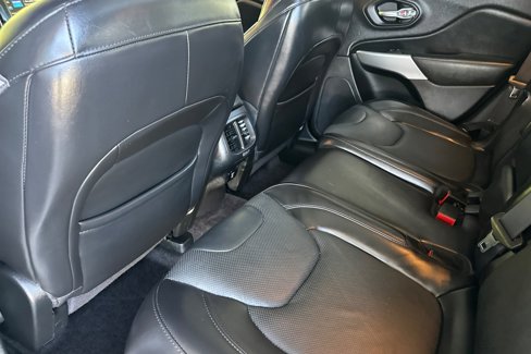 Used 2017 Jeep Cherokee Overland w/ Technology Group image 12