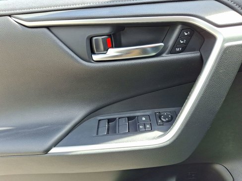 Used 2021 Toyota RAV4 Limited image 12
