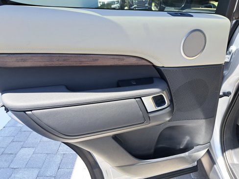 Used 2020 Land Rover Discovery HSE image 11