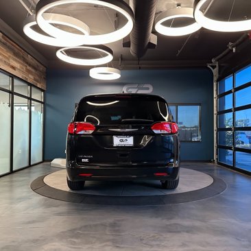 Used 2020 Chrysler Voyager L image 4