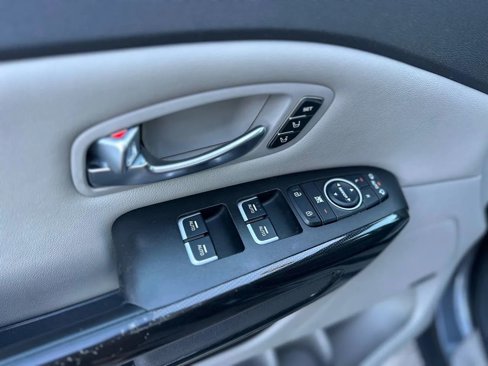 Used 2015 Kia Sedona SX image 44