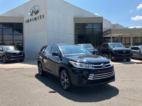 Used 2019 Toyota Highlander LE w/ Phone Cable & Charge Package image 1