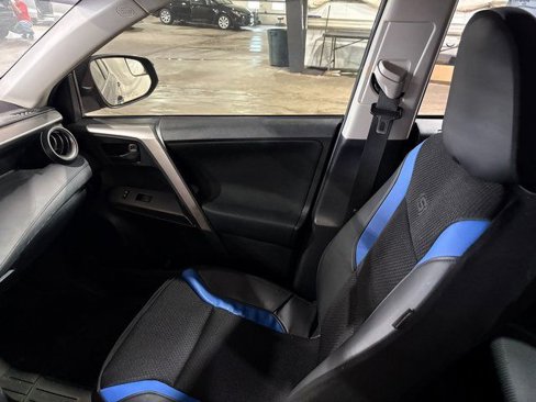 Used 2018 Toyota RAV4 LE image 17