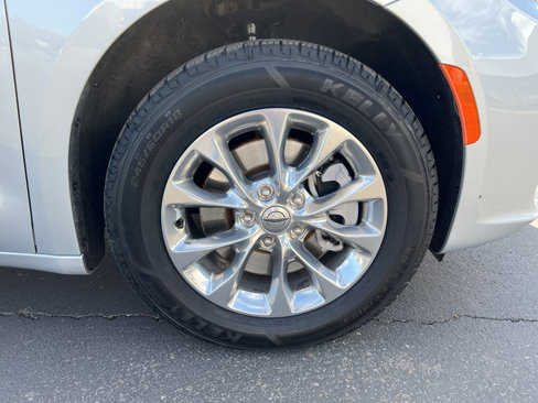 Used 2023 Chrysler Pacifica Touring-L image 15