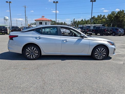 Used 2024 Nissan Altima 2.5 SV image 3