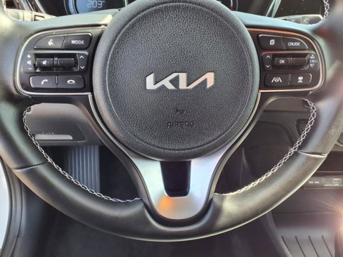Certified 2022 Kia Niro EX image 14