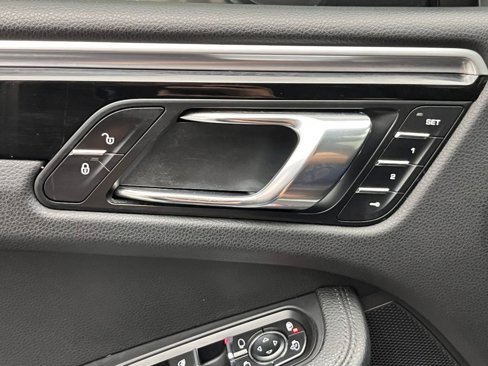 Used 2018 Porsche Macan S image 26