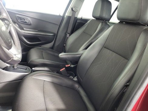 Used 2022 Chevrolet Trax LT w/ LT Convenience Package image 16