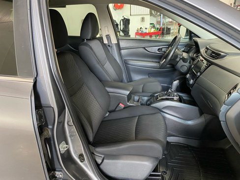 Used 2018 Nissan Rogue SV w/ Premium Package image 14