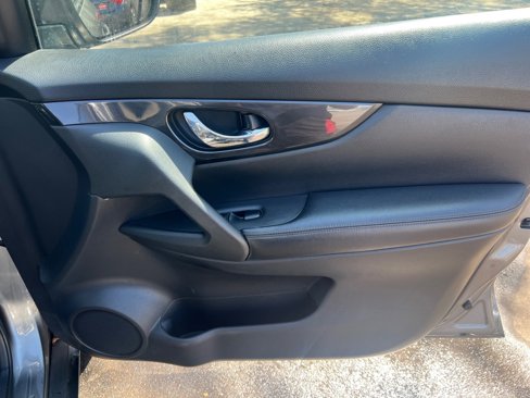 Used 2018 Nissan Rogue S image 17