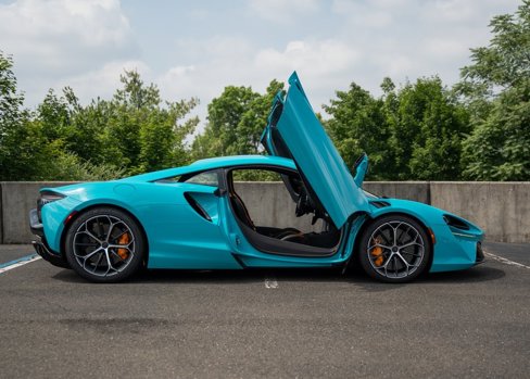 New 2025 McLaren Artura image 8