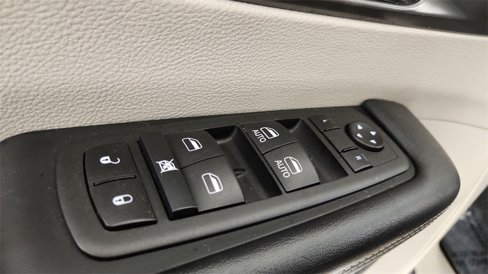 Used 2023 Chrysler Pacifica Touring-L image 30