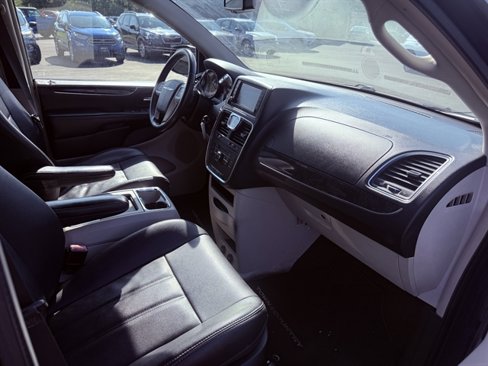 Used 2015 Chrysler Town & Country Touring image 42