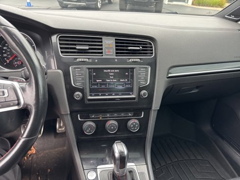 Used 2017 Volkswagen GTI SE image 11