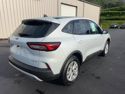 Certified 2025 Ford Escape Active w/ Cold Weather Package image 5