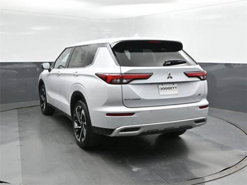 Used 2024 Mitsubishi Outlander SE image 8