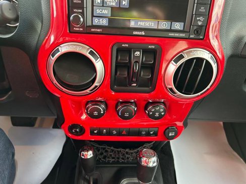 Used 2016 Jeep Wrangler Unlimited Rubicon w/ Connectivity Group image 13