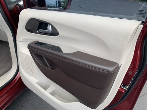 Used 2017 Chrysler Pacifica Touring-L image 11
