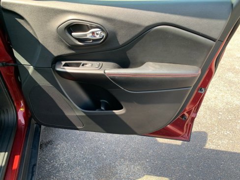 Used 2020 Jeep Cherokee Trailhawk image 19