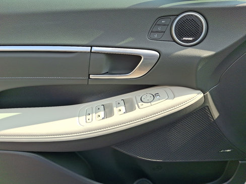 Certified 2023 Hyundai Sonata Limited w/ Preferred Accessory Package image 12