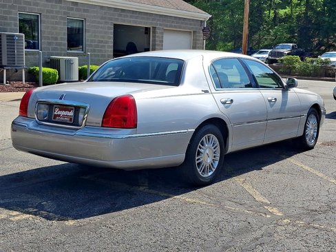 Used 2009 Lincoln Town Car Signature Limited image 6