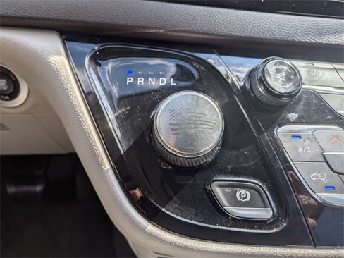 Used 2017 Chrysler Pacifica Touring-L image 16