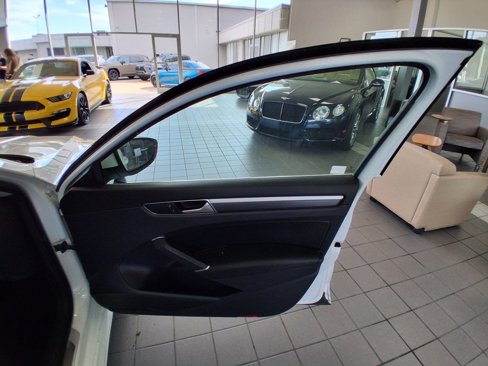 Used 2017 Volkswagen Passat 1.8T R-Line image 24