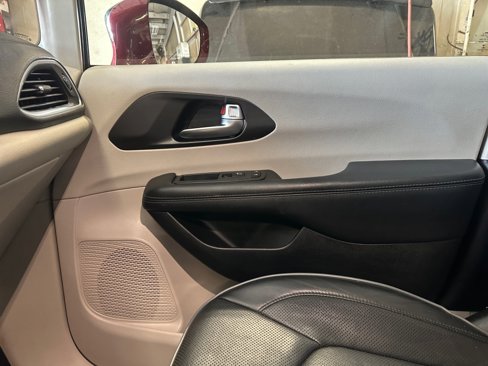 Used 2020 Chrysler Pacifica Limited image 35