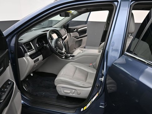 Used 2019 Toyota Highlander SE image 12