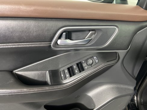 Used 2021 Nissan Rogue SV w/ Premium Package image 10