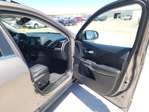 Used 2019 Jeep Cherokee Limited w/ Luxury Group image 25