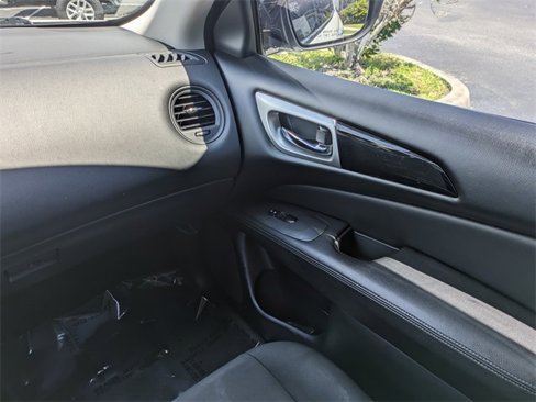 Used 2019 Nissan Pathfinder S image 17
