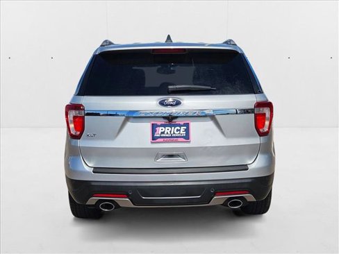 Used 2018 Ford Explorer XLT image 7