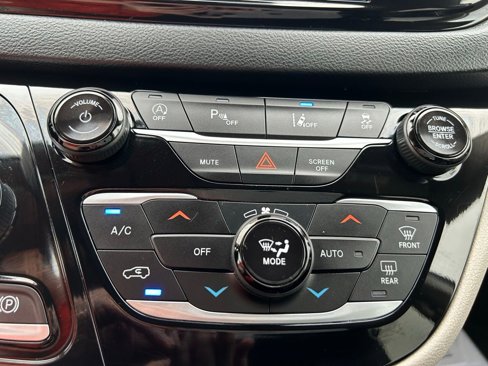 Used 2023 Chrysler Pacifica Touring-L image 25