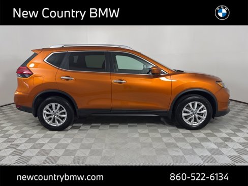 Used 2017 Nissan Rogue SV w/ SV Family Package image 8