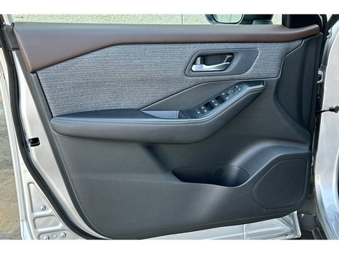 Used 2022 Nissan Rogue SV image 11