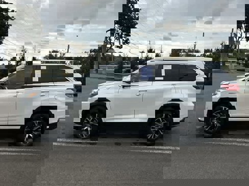 Used 2019 Toyota Highlander LE image 2
