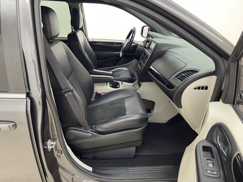 Used 2019 Dodge Grand Caravan SXT image 10