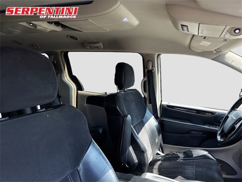 Used 2014 Chrysler Town & Country Touring-L image 31